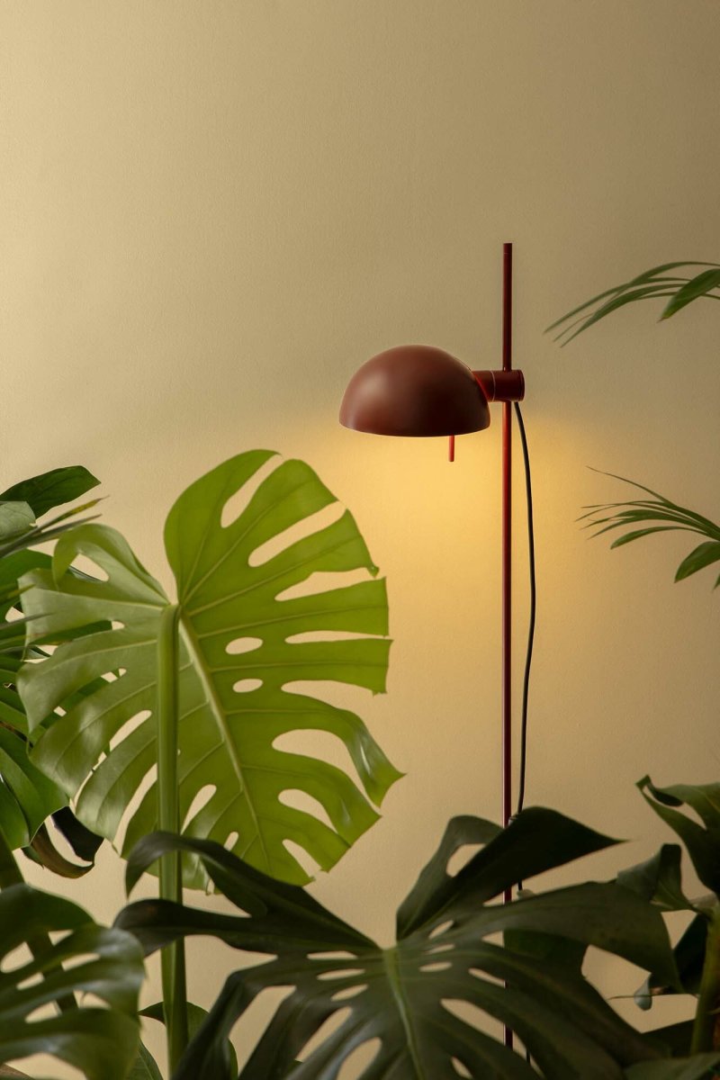 Matilda Burgundi lattiavalaisin valmistajalta Faro Barcelona - K&auml;&auml;ntyv&auml;n varjostimen ja s&auml;&auml;dett&auml;v&auml;n korkeuden ansiosta se tarjoaa joustavaa valaistusta sek&auml; luku- ett&auml; tunnelmavalaistukseen.