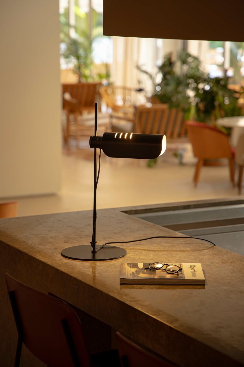 Martinica 53cm Musta työpöytävalaisin valmistajalta Faro Barcelona - Aaltoileva varjostin muistuttaa pehme&auml;&auml; levy&auml;, joka kietoutuu valonl&auml;hteen ymp&auml;rille ja luo miellytt&auml;v&auml;n valon &ndash; t&auml;ydellinen sek&auml; toiminnallisuuteen ett&auml; tunnelmaan.