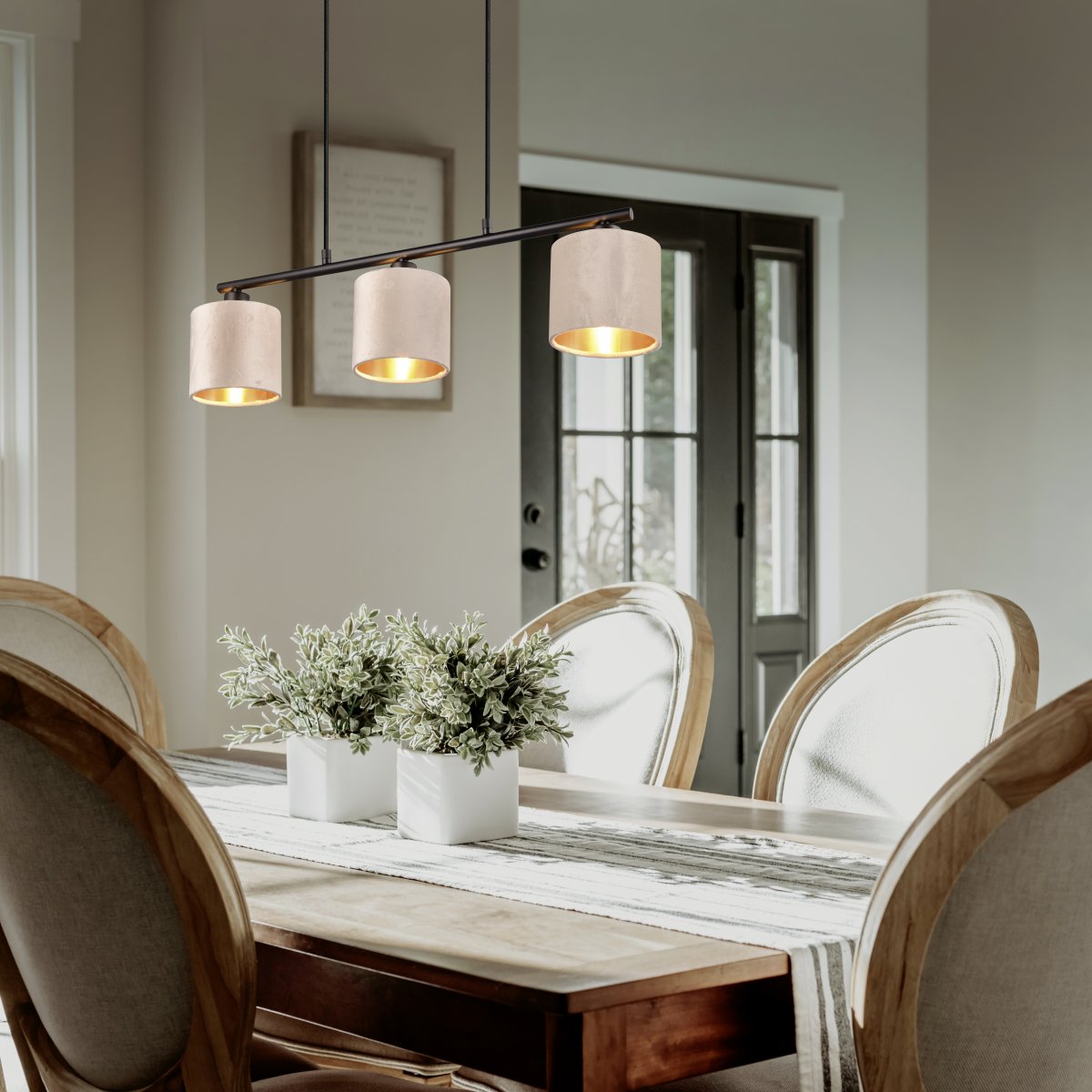Julieta 66cm Beige kattovalaisin valmistajalta Trio Lighting - Neutraali värisävy ja pehmeät kangasvarjostimet luovat huoneeseen viihtyisän ja rauhallisen tunnelman.