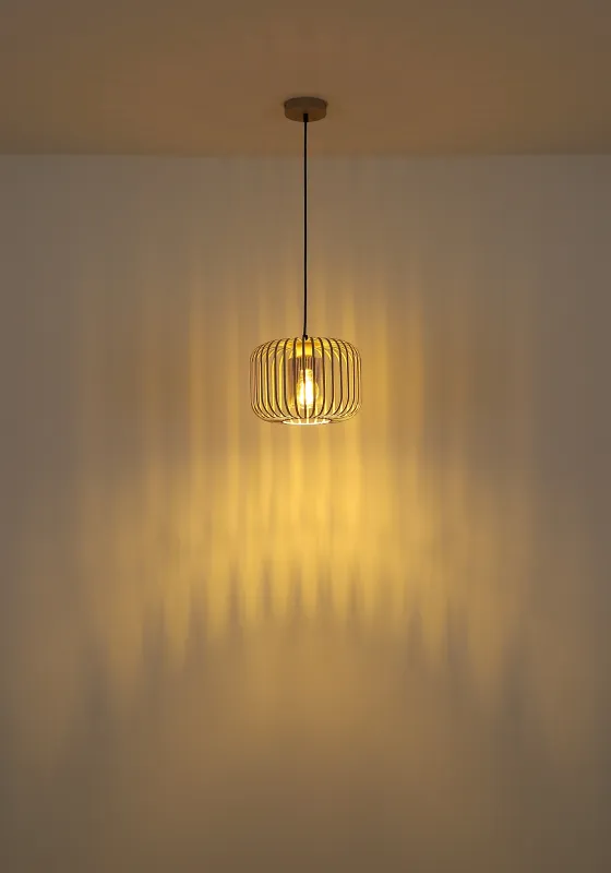 Alfred Ø28 Hiekka kattovalaisin valmistajalta Globo Lighting - Den &auml;r tillverkad av sandf&auml;rgad matt metall och har en mjukt rundad metalln&auml;tssk&auml;rm med en inre glascylinder, som skapar ett elegant och luftigt uttryck.