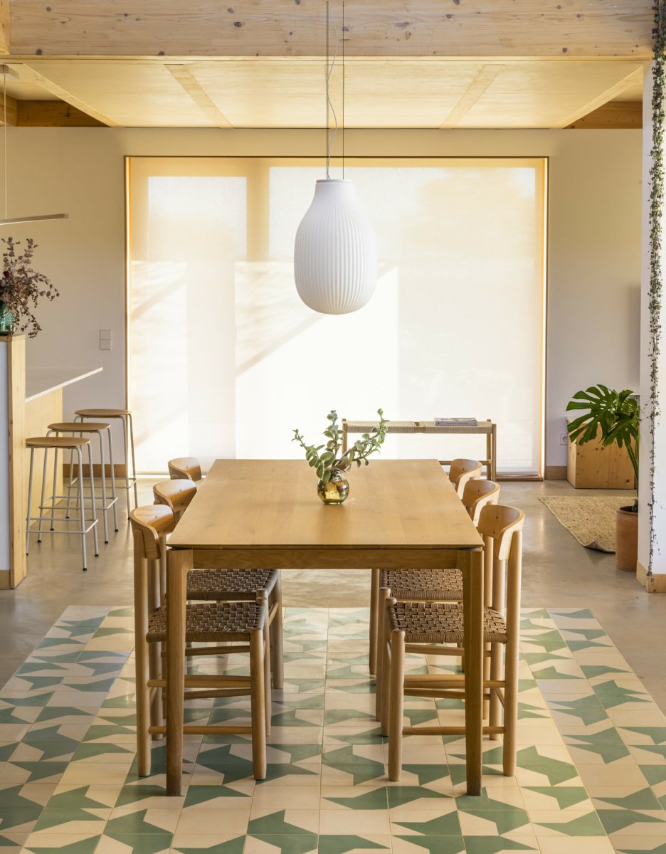 Isabelle Ø30 Valkoinen kattovalaisin valmistajalta Faro Barcelona - Opaalinvalkoinen lasi levitt&auml;&auml; l&auml;mmint&auml; ja miellytt&auml;v&auml;&auml; valoa, ja pinta leikittelee varjojen kanssa luoden eloisan ilmeen.