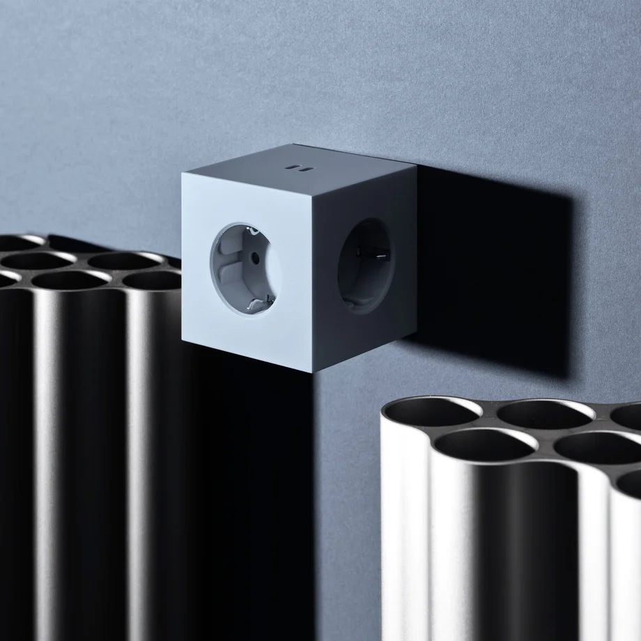 Square 2 Socket extender with 30W Dual USBC Sininen valmistajalta Avolt - Avoltin pistorasian jatkopala, jossa on tyylik&auml;s muotoilu kierr&auml;tysmuovista valmistetulla kuutiolla ja pohjassa magneettilevy sein&auml;lle ripustamista varten.