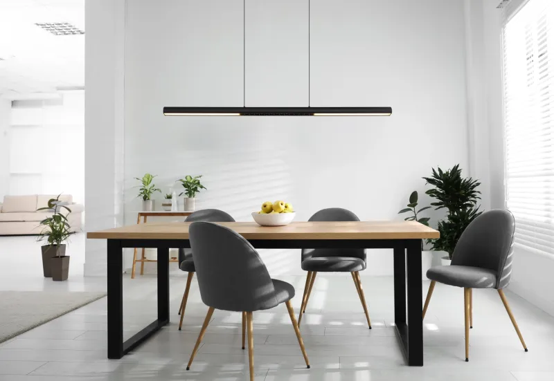 Cody 120cm Musta kattovalaisin valmistajalta Globo Lighting - Lampan &auml;r tillverkad av aluminium i en mattsvart finish som ger ett elegant och tidl&ouml;st uttryck som smidigt sm&auml;lter in i olika inredningsstilar, perfekt f&ouml;r stora matbord eller k&ouml;ks&ouml;ar.