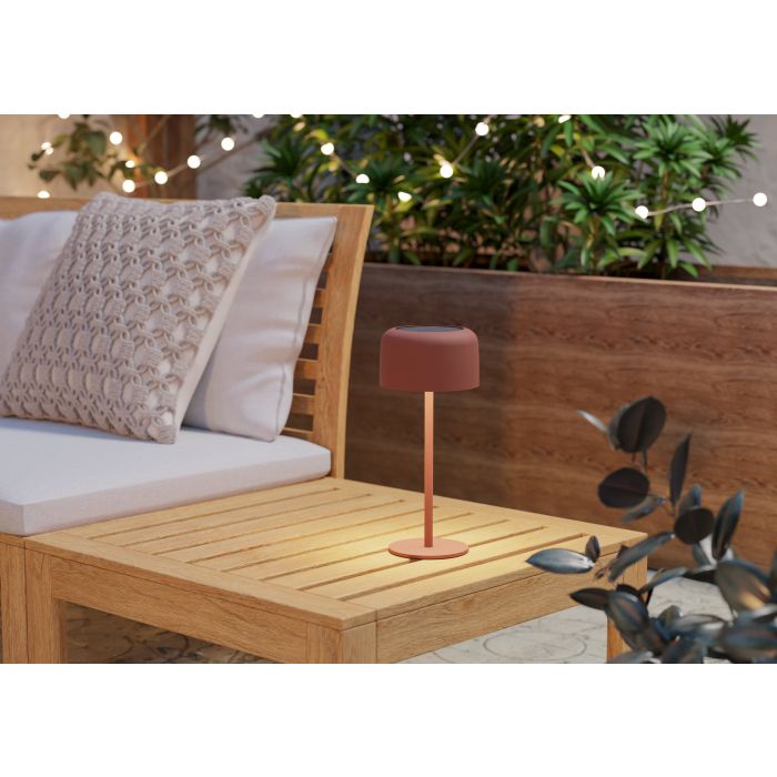 Roccanova 30cm PUNAINEN aurinkokennolamppu valmistajalta Eglo - Lamppu on helppo ladata aurinkopaneelin tai mukana tulevan USB-kaapelin kautta, ja siinä on kosketushimmennin, jossa on kolme kirkkaustasoa valaistuksen säätämiseksi tarpeen mukaan.