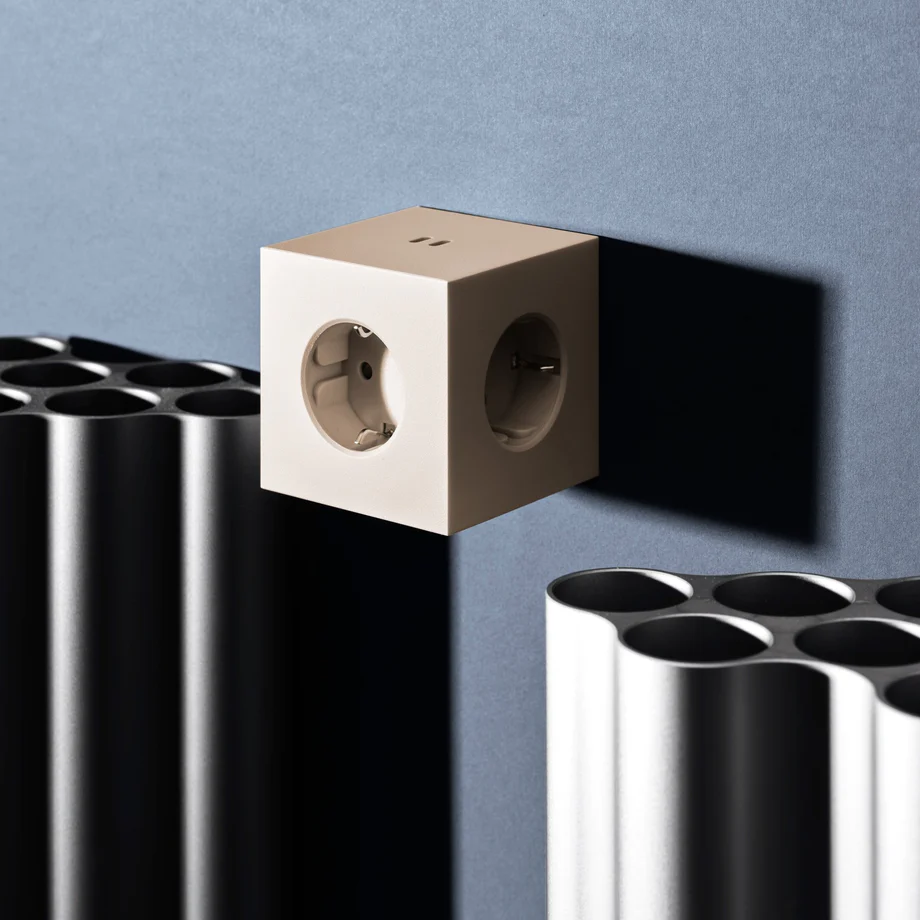 Square 2 Socket extender with 30W Dual USBC Hiekka valmistajalta Avolt - Avoltin pistorasian jatkopala, jossa on tyylik&auml;s muotoilu kierr&auml;tysmuovista valmistetulla kuutiolla ja pohjassa magneettilevy sein&auml;lle ripustamista varten.