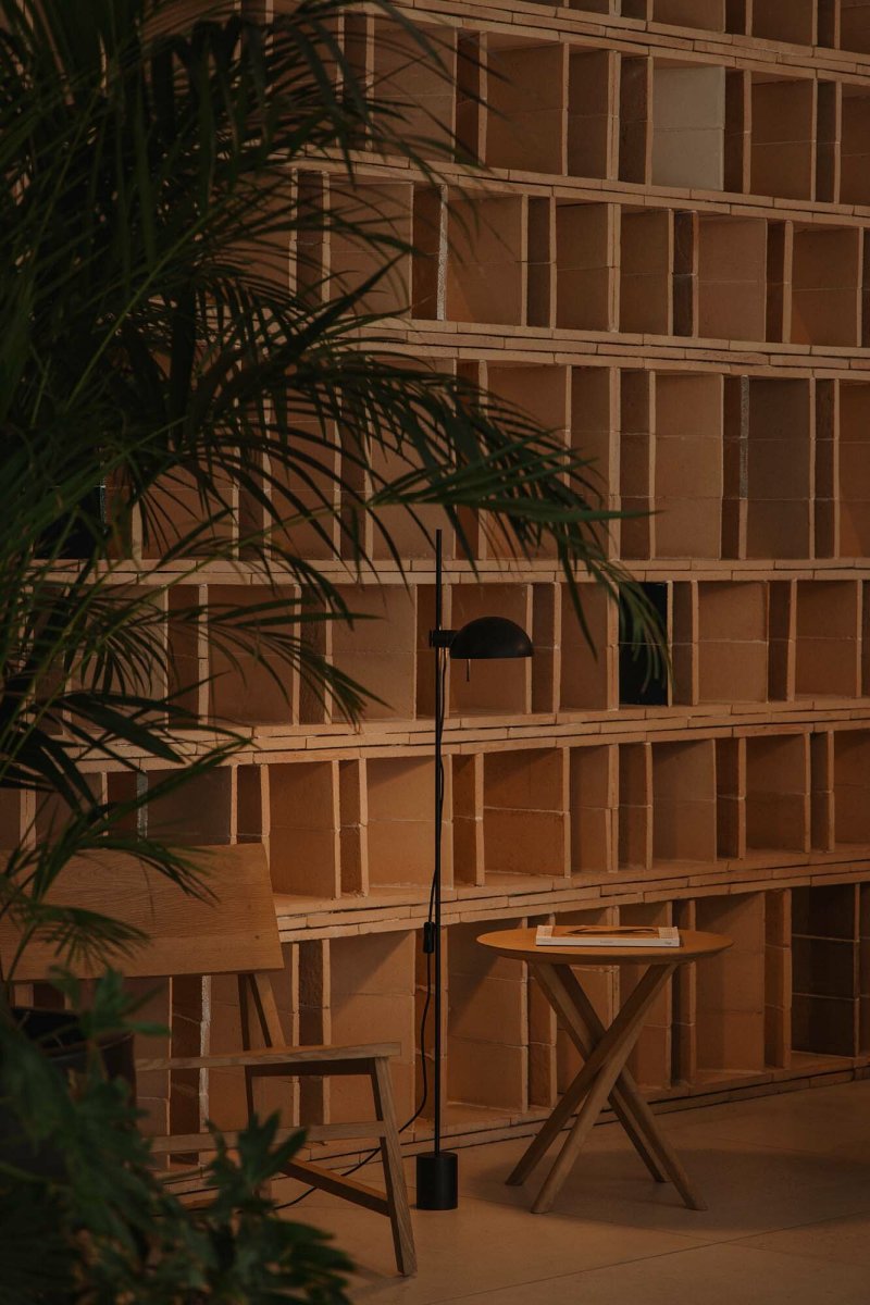 Matilda Musta lattiavalaisin valmistajalta Faro Barcelona - K&auml;&auml;ntyv&auml;n varjostimen ja s&auml;&auml;dett&auml;v&auml;n korkeuden ansiosta se tarjoaa joustavaa valaistusta sek&auml; lukemiseen ett&auml; tunnelman luomiseen.