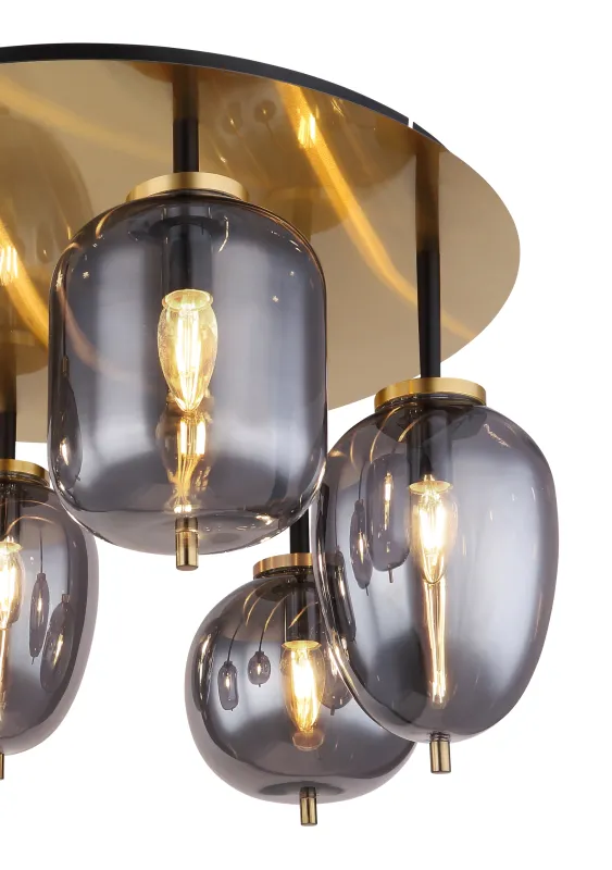 Blacky Ø63 Messinki plafondi valmistajalta Globo Lighting - Lampan &auml;r utrustad med 6st r&ouml;kf&auml;rgade glaskupor i olika former, som h&auml;nger fr&aring;n taket p&aring; mattsvarta st&auml;nger f&auml;sta vid en m&auml;ssingsf&auml;rgad bas.