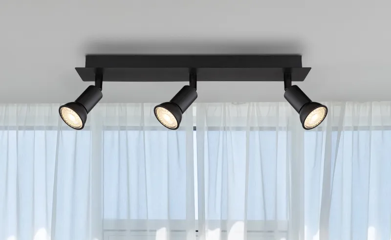 Drew 3 Musta kohdevalaisin valmistajalta Globo Lighting - Drew &auml;r en stilren takspotlight som imponerar med sin enhetliga svarta design.