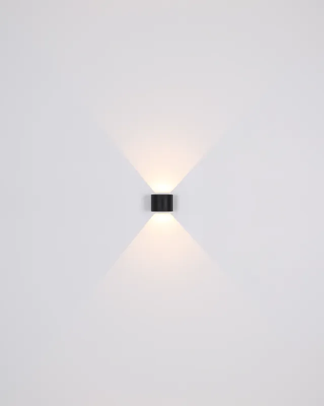 Veronika Musta ulkovalo valmistajalta Globo Lighting - Med sin halvcirkelformade design i matt svart pressgjuten&nbsp;aluminium ger den ett elegant intryck samtidigt som den &auml;r v&auml;dert&aring;lig.