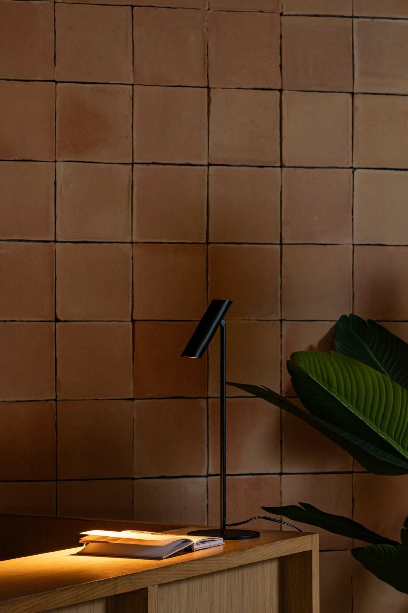 Leo 48cm Musta työpöytävalaisin valmistajalta Faro Barcelona - Leo on musta p&ouml;yt&auml;valaisin, jossa on integroitu LED, joka yhdist&auml;&auml; monipuolisuuden moderniin muotoiluun.