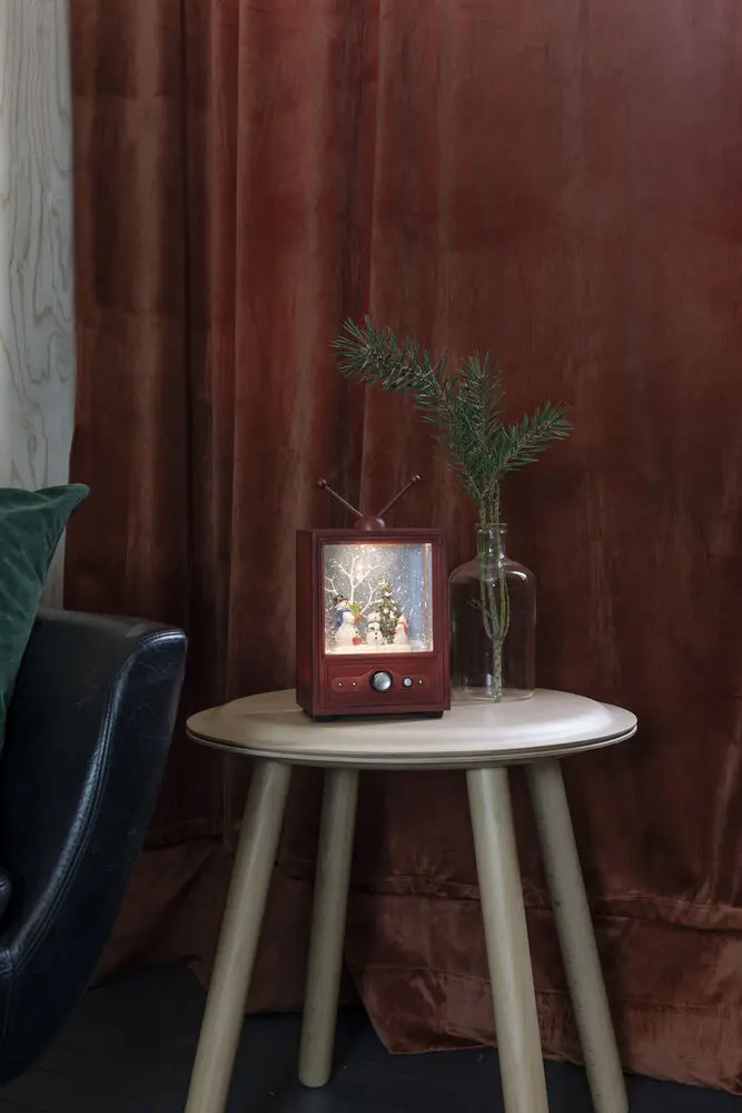 Veden Täyttämä Lyhty Televisiomuodossa Ruskea valmistajalta Konstsmide - T&auml;m&auml; retro-TV:n muotoinen vedell&auml; t&auml;ytetty lyhty n&auml;ytt&auml;&auml; talvisen kohtauksen lumiukoilla ja koristellulla joulukuusella.
