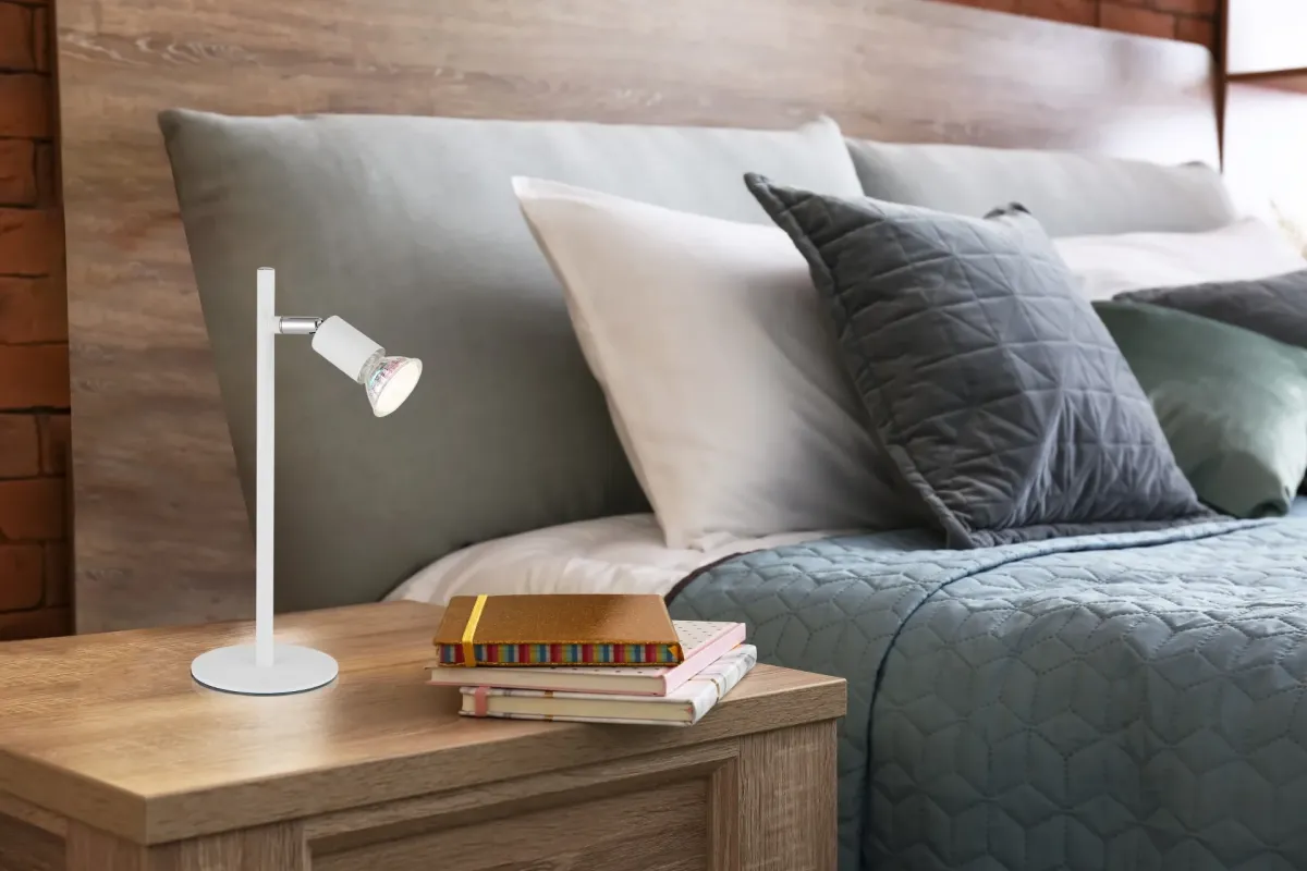 Matrix 30cm Valkoinen työpöytävalaisin valmistajalta Globo Lighting - Den runda basen och det raka metallr&ouml;ret i mattvitt ger ett modernt och elegant uttryck.