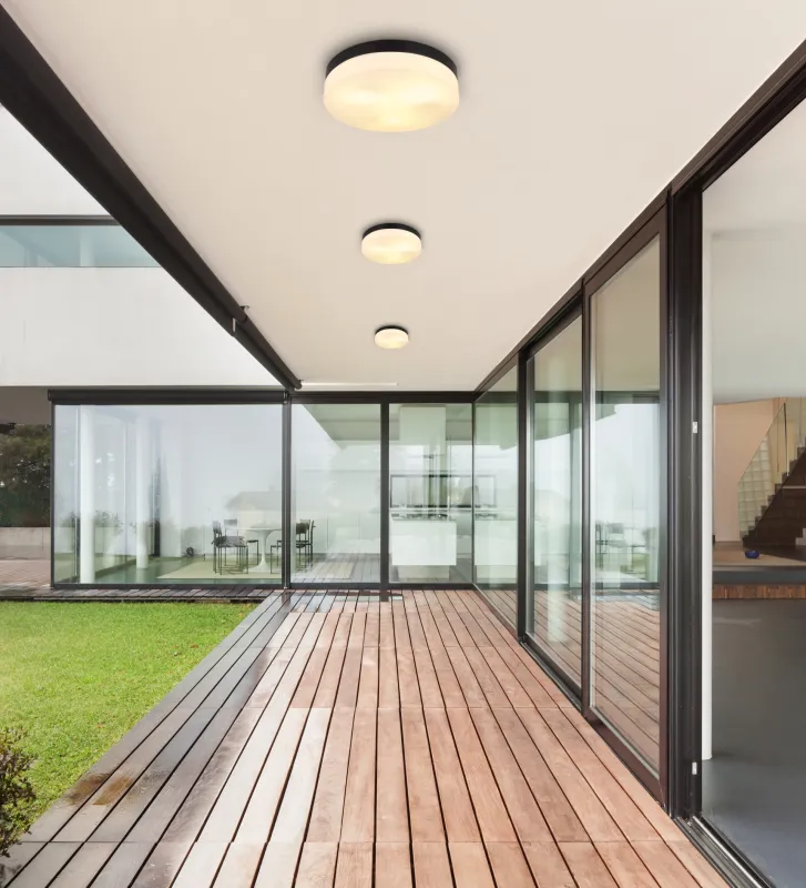 Vranos 30cm Musta valmistajalta Globo Lighting - Lampan &auml;r tillverkad i aluminium och glas, vilket ger ett tidl&ouml;st och sofistikerat uttryck.