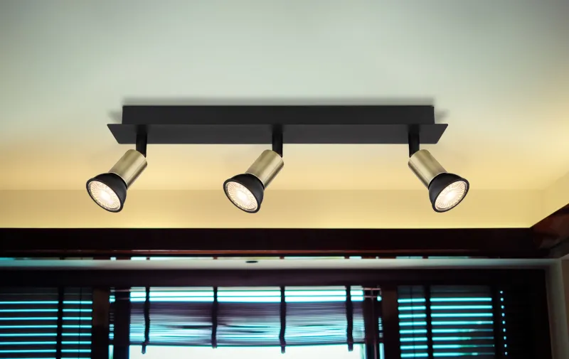 Drew 3 Kulta kohdevalaisin valmistajalta Globo Lighting - Drew &auml;r en stilren takspotlight som imponerar med sin design i mattsvart och guld.
