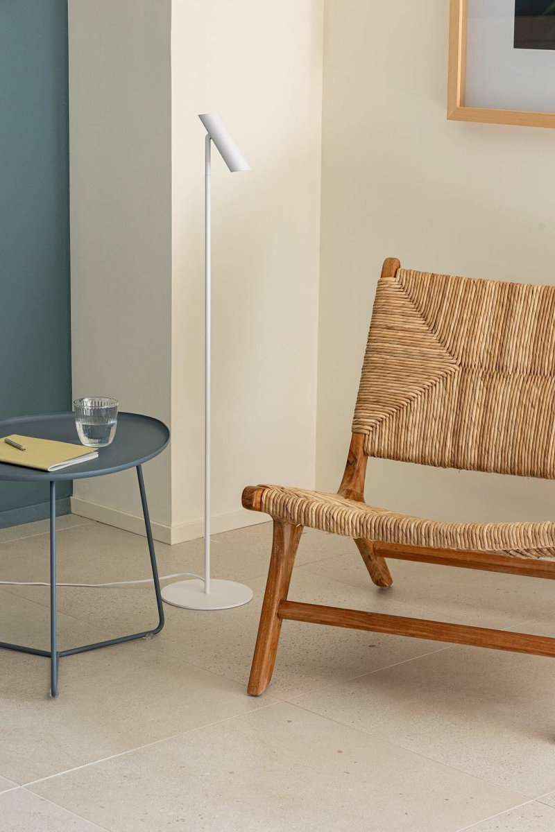 Leo Valkoinen lattiavalaisin valmistajalta Faro Barcelona - Leo on valkoinen lattiavalaisin, jossa on integroitu LED, joka yhdist&auml;&auml; monipuolisuuden moderniin muotoiluun.