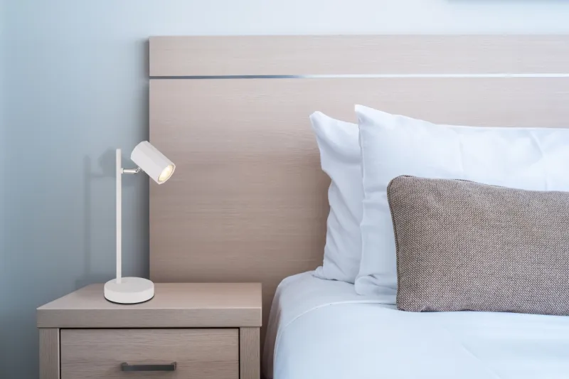 James 35cm Valkoinen työpöytävalaisin valmistajalta Globo Lighting - James &auml;r en modern och funktionell bordslampa som imponerar b&aring;de estetiskt och tekniskt.