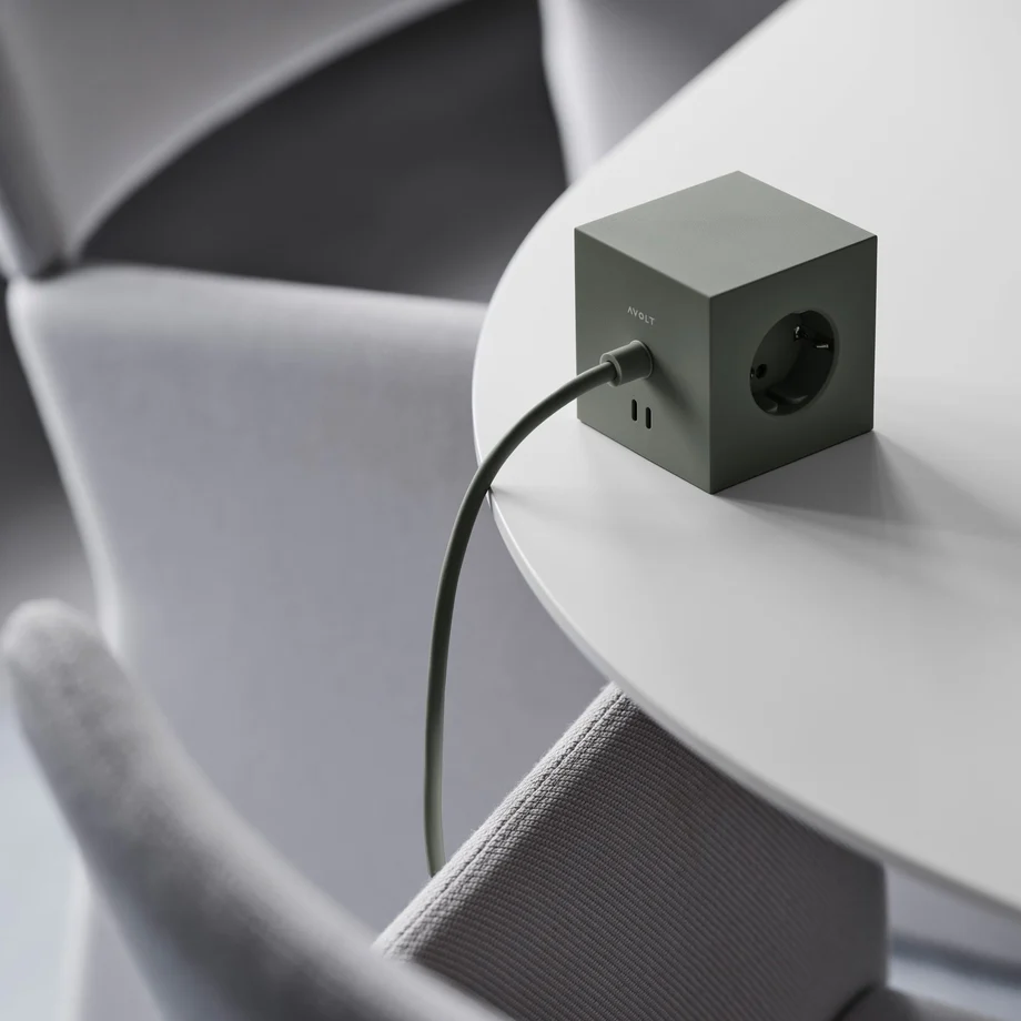 Square 1 with 30W Dual USBC & Magnetic base, 3m Vihreä valmistajalta Avolt - Avoltin tyylikk&auml;&auml;sti muotoiltu jatkojohto, jossa on pitk&auml; PVC-johto, kierr&auml;tysmuovista valmistettu kuutio ja pohjassa magneettilevy sein&auml;lle ripustamista varten.