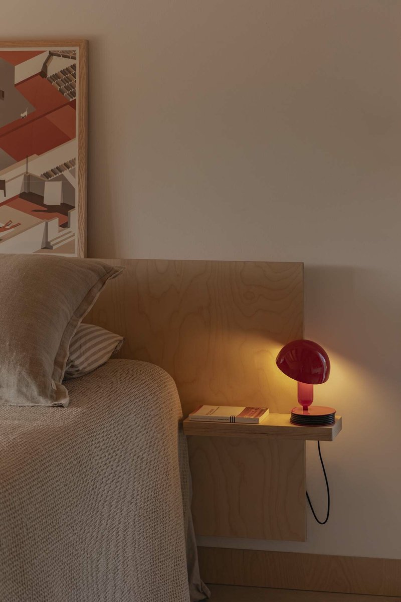 Bela 24cm PUNAINEN työpöytävalaisin valmistajalta Faro Barcelona - Bela on monipuolinen valaisin, joka sopii kaikenlaisiin sisustustyyleihin.