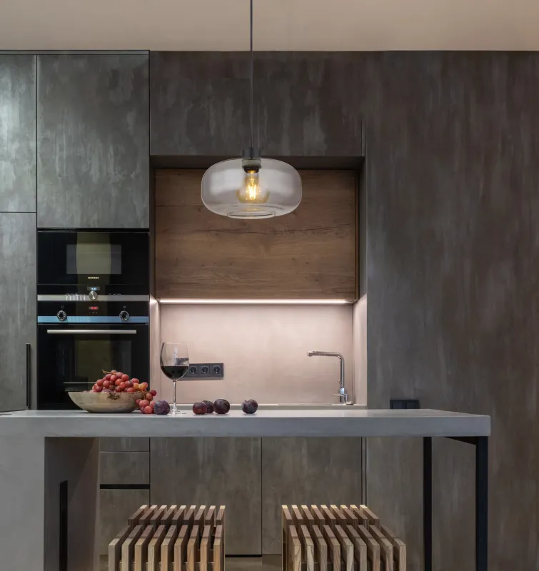 Giuseppe Ø28 Savun värinen kattovalaisin valmistajalta Globo Lighting - Lampan &auml;r tillverkad av svart metall och har en vackert formad r&ouml;kf&auml;rgad glassk&auml;rm.