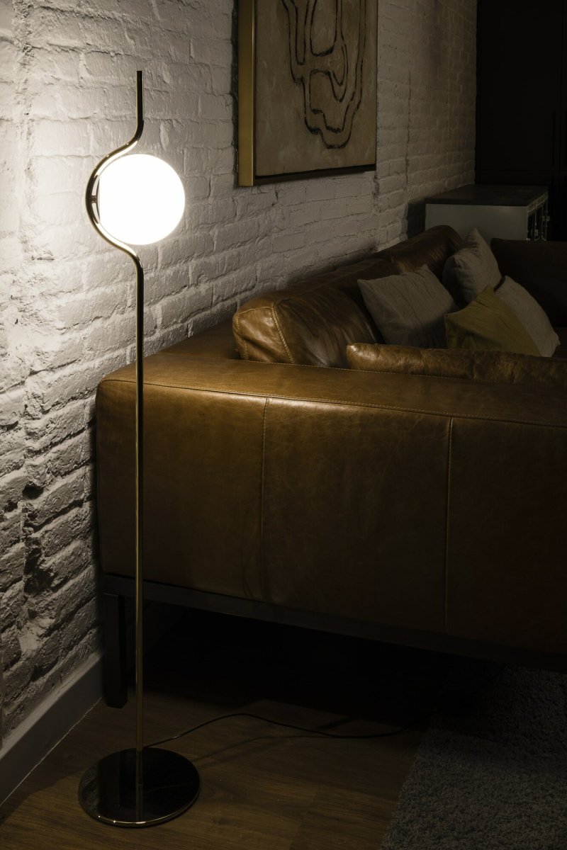 Le Vita Kulta lattiavalaisin valmistajalta Faro Barcelona - Le Vita on Nahtrangin design-sarja, jolle on ominaista elegantti yksinkertaisuus.