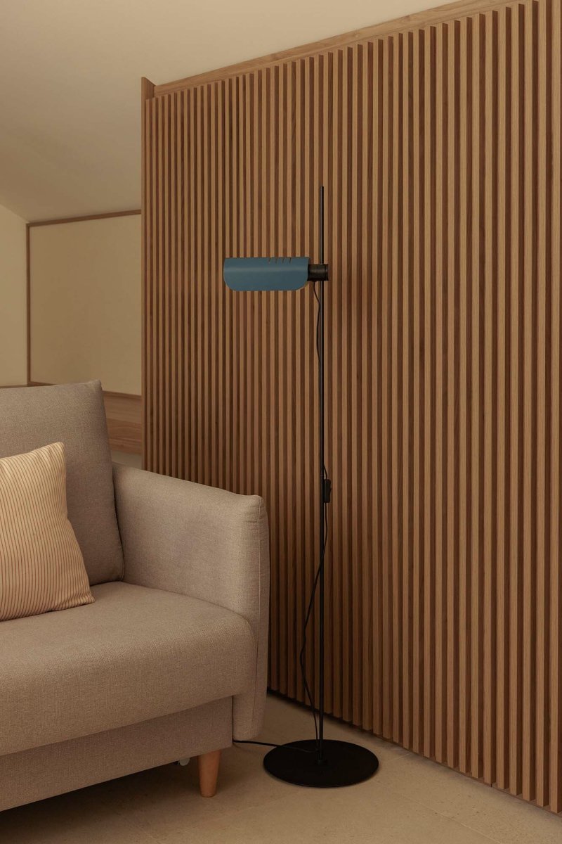 Martinica Sininen lattiavalaisin valmistajalta Faro Barcelona - Martinica on lattiavalaisin, joka on saanut inspiraationsa klassisesta retrotyylist&auml;, mutta jossa on p&auml;ivitetty ja leikkis&auml; muoto.