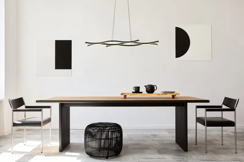 Geronimo 108cm Musta kattovalaisin valmistajalta Globo Lighting - Lampan &auml;r tillverkad av metall, aluminium och har en opalf&auml;rgad plastsk&auml;rm som ger en stilren och harmonisk estetik.