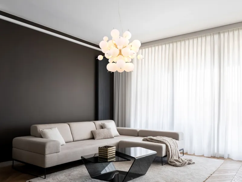 Udo Ø55 Valkoinen kattovalaisin valmistajalta Globo Lighting - Dess unika design imponerar med en rund form d&auml;r eleganta metallst&auml;nger sammanl&auml;nkas med dekorativa kulor i olika storlekar.