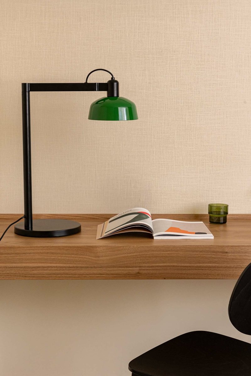 Tatawin 58cm Vihreä työpöytävalaisin valmistajalta Faro Barcelona - Tatawin on p&ouml;yt&auml;valaisin, jossa on musta runko ja vihre&auml; metallinen varjostin, joka tarjoaa suunnattua, kohdennettua valoa.