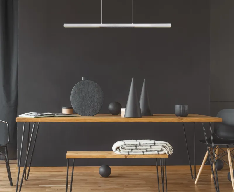 Cody 120cm Teräs kattovalaisin valmistajalta Globo Lighting - Lampan &auml;r tillverkad av borstat aluminium som ger ett elegant och tidl&ouml;st uttryck som smidigt sm&auml;lter in i olika inredningsstilar, perfekt f&ouml;r stora matbord eller k&ouml;ks&ouml;ar.