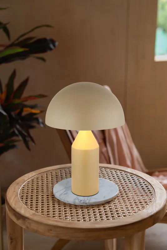 Atoma 40cm Hiekka pöytävalaisin valmistajalta Globo Lighting - Sk&auml;rmen i matt, sandf&auml;rg och vitt skapar en harmonisk kontrast och ger en behaglig ljusspridning.