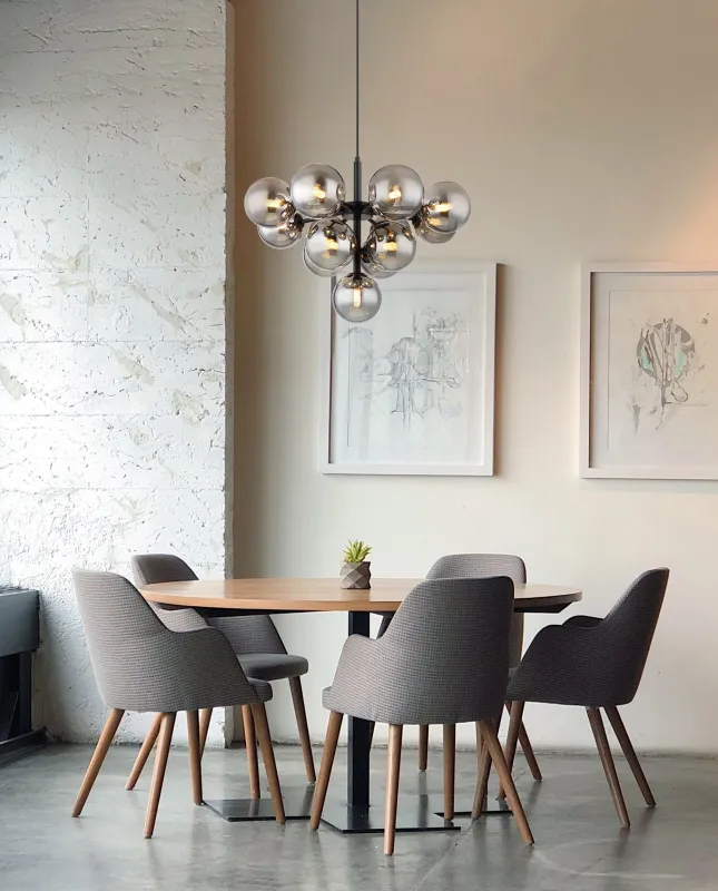 Grappy Ø56 Savun värinen kattovalaisin valmistajalta Globo Lighting - Grappy taklampa blir en stilfull och lyxig detalj i varje rum med sin glamor&ouml;sa design och de 13st r&ouml;kf&auml;rgade glaskulorna.