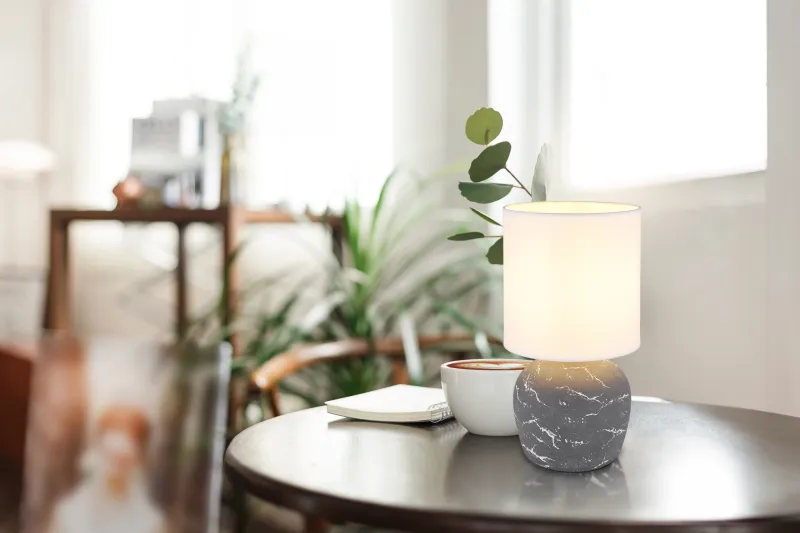 Marble 30cm Harmaa pöytävalaisin valmistajalta Globo Lighting - Marble &auml;r b&aring;de en funktionell belysning och en stilfull inredningsdetalj som ger ditt hem en elegant touch.