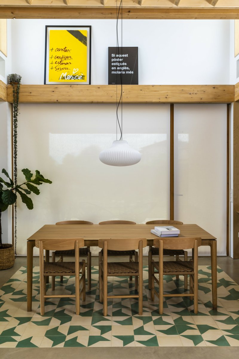 Isabelle Ø50 Valkoinen kattovalaisin valmistajalta Faro Barcelona - Opaalinvalkoinen lasi levitt&auml;&auml; l&auml;mmint&auml; ja miellytt&auml;v&auml;&auml; valoa, ja pinta leikittelee varjojen kanssa luoden eloisan ilmeen.