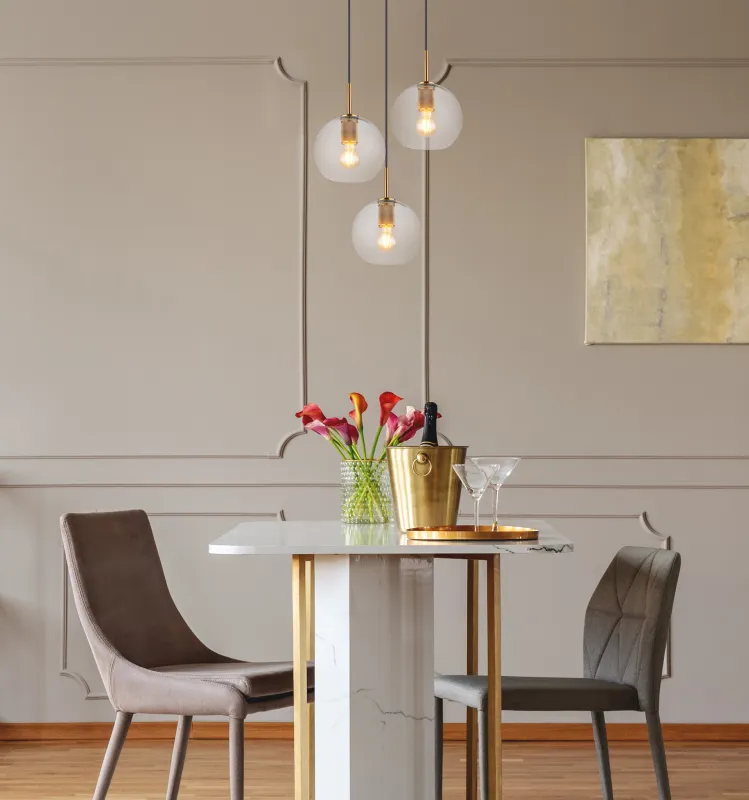 Adara Ø47 Kulta kattovalaisin valmistajalta Globo Lighting - De tre glasgloberna h&auml;nger i justerbara rep och kan anpassas i h&ouml;jd upp till 1,2 meter, vilket ger flexibilitet i belysningen.