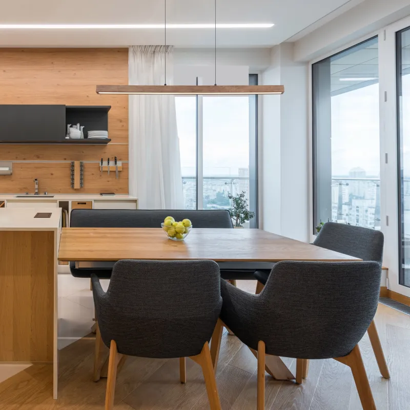 Olivus 115cm Luonto kattovalaisin valmistajalta Globo Lighting - Olivus &auml;r en stilren takpendel i elegant, avl&aring;ng form som kombinerar svart metall med m&ouml;rkbrunt tr&auml; och opalplast f&ouml;r en modern och sofistikerad design.