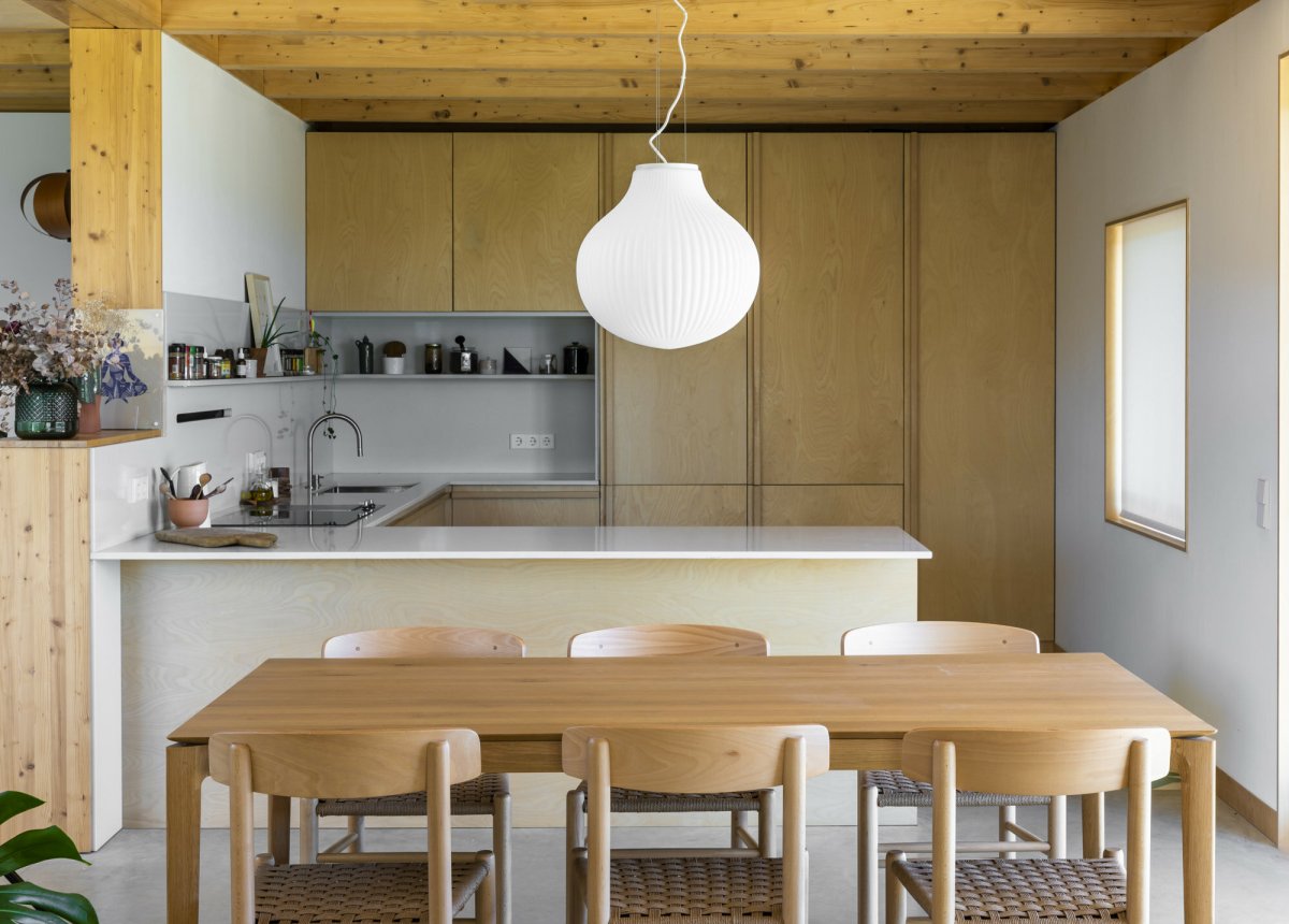 Isabelle Ø40 Valkoinen kattovalaisin valmistajalta Faro Barcelona - Opaalinvalkoinen lasi levitt&auml;&auml; l&auml;mmint&auml; ja miellytt&auml;v&auml;&auml; valoa, ja pinta leikittelee varjojen kanssa luoden eloisan ilmeen.