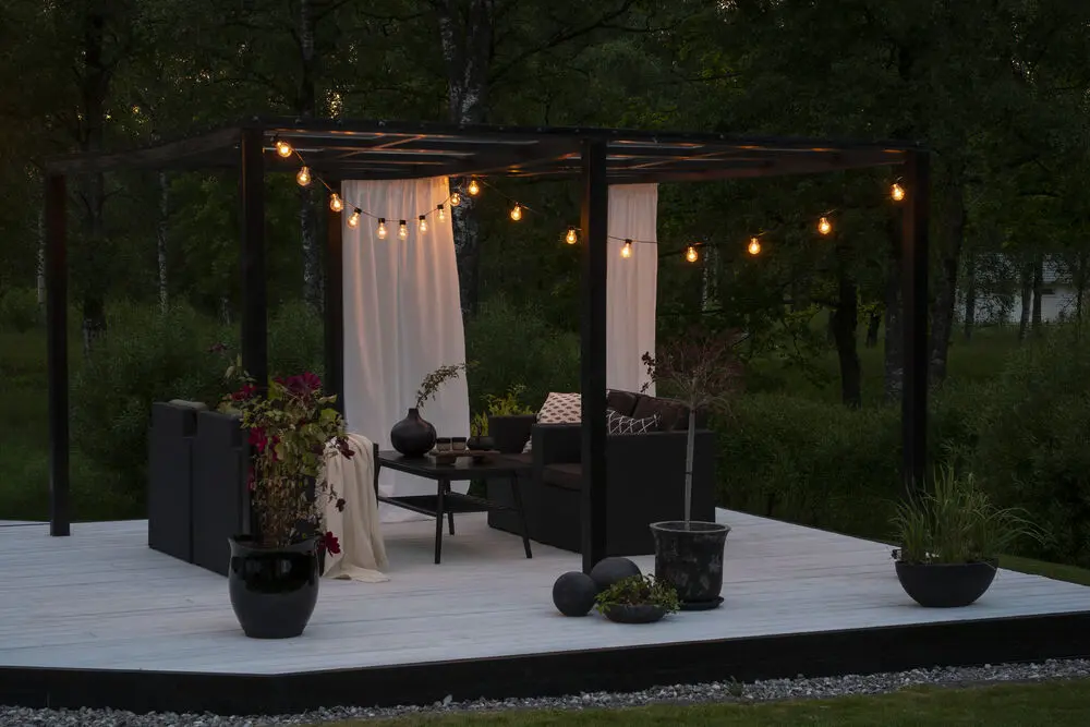 Valosarja, meripihkanvärinen LED, 10m Musta valmistajalta Konstsmide - Koristeellinen valosarja 20 meripihkanv&auml;risell&auml; LED-valolla, jotka luovat l&auml;mpim&auml;n ja kutsuvan tunnelman.