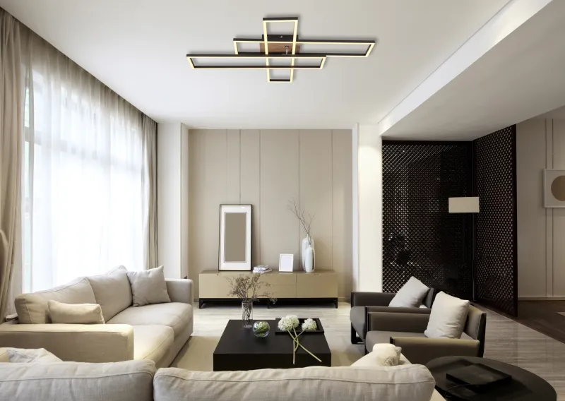 Dakari 100cm Musta plafondi valmistajalta Globo Lighting - Lampan &auml;r tillverkad av mattsvart metall i kombination med en m&ouml;rk MDF-tr&auml;look, vilket ger den en exklusiv och sofistikerad k&auml;nsla.