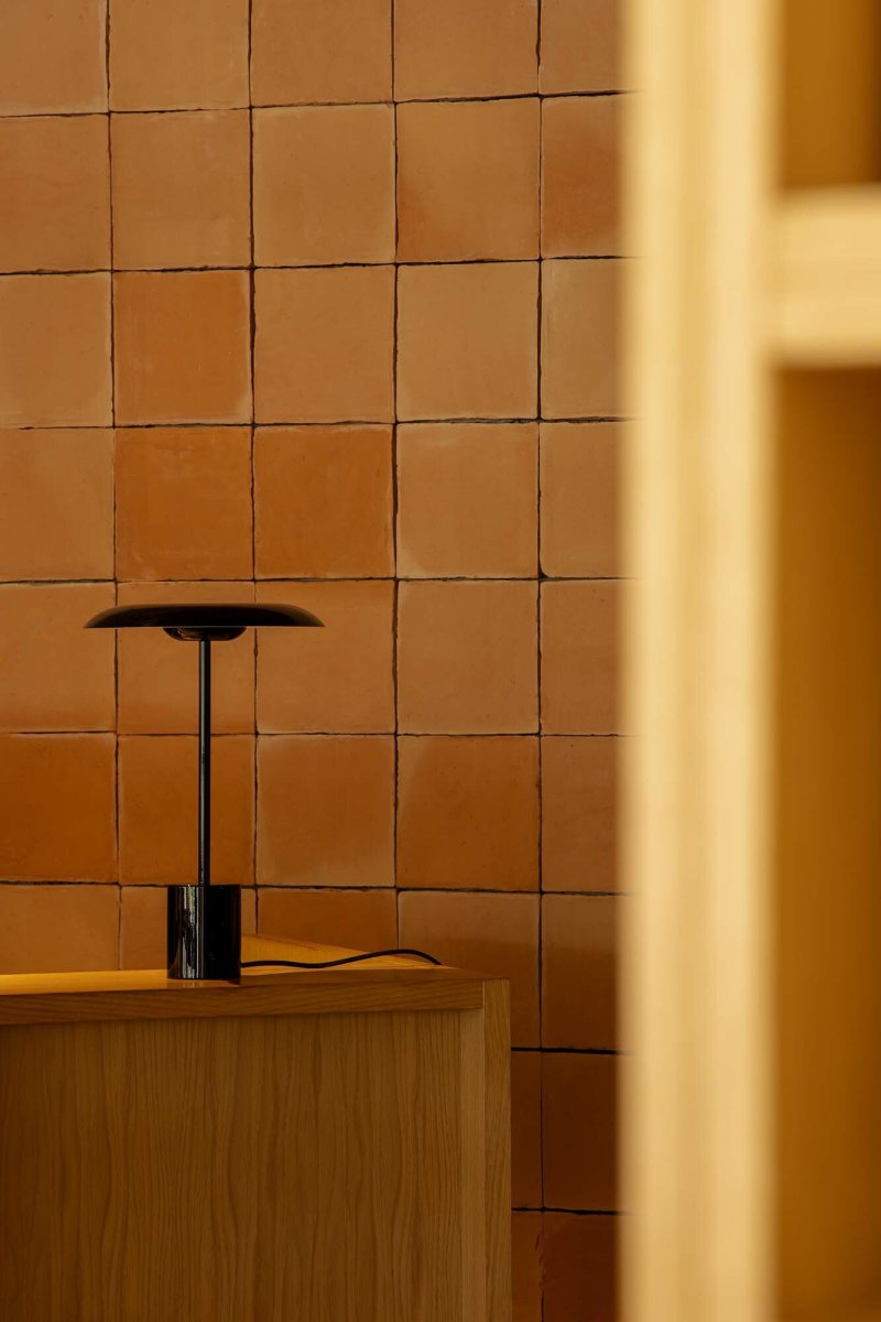 Hoshi 40cm Musta pöytävalaisin valmistajalta Faro Barcelona - Hoshi on design-valaisin, jossa on kapea siluetti, vakaa jalusta ja integroitu LED (12W, 2700K), joka tarjoaa l&auml;mmint&auml; ja miellytt&auml;v&auml;&auml; valoa.