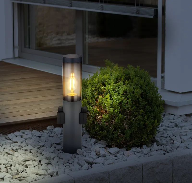 Boston 45cm Antrasiitti pylväsvalaisimet valmistajalta Globo Lighting - Tillverkad i rostfritt st&aring;l med en r&ouml;kf&auml;rgad plastsk&auml;rm ger den ett mjukt och behagligt ljus.