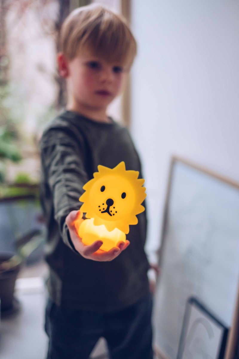 Bundle of Light - Lion Mini Keltainen lasten valaisin valmistajalta Mr Maria - Lis&auml;&auml; valoa ja iloa p&auml;iv&auml;&auml;si ja kotiisi t&auml;ll&auml; hurmaavalla leijonalampulla.
