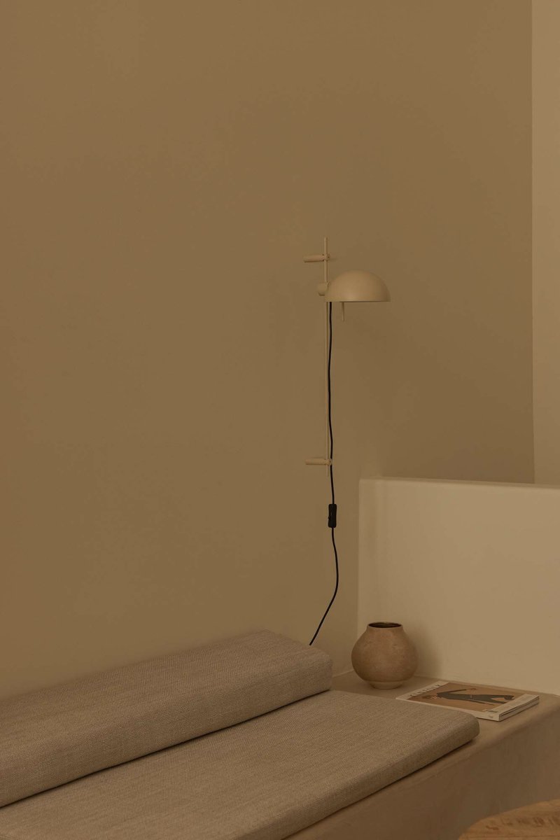 Matilda 60cm Beige seinävalaisin valmistajalta Faro Barcelona - K&auml;&auml;ntyv&auml; varjostin ja korkeuden s&auml;&auml;t&ouml; tarjoavat suurta joustavuutta ja mahdollisuuksia erilaisiin valaistusasetuksiin &ndash; t&auml;ydellinen sek&auml; ratkaisu ett&auml; tunnelmavalaistukseen.
