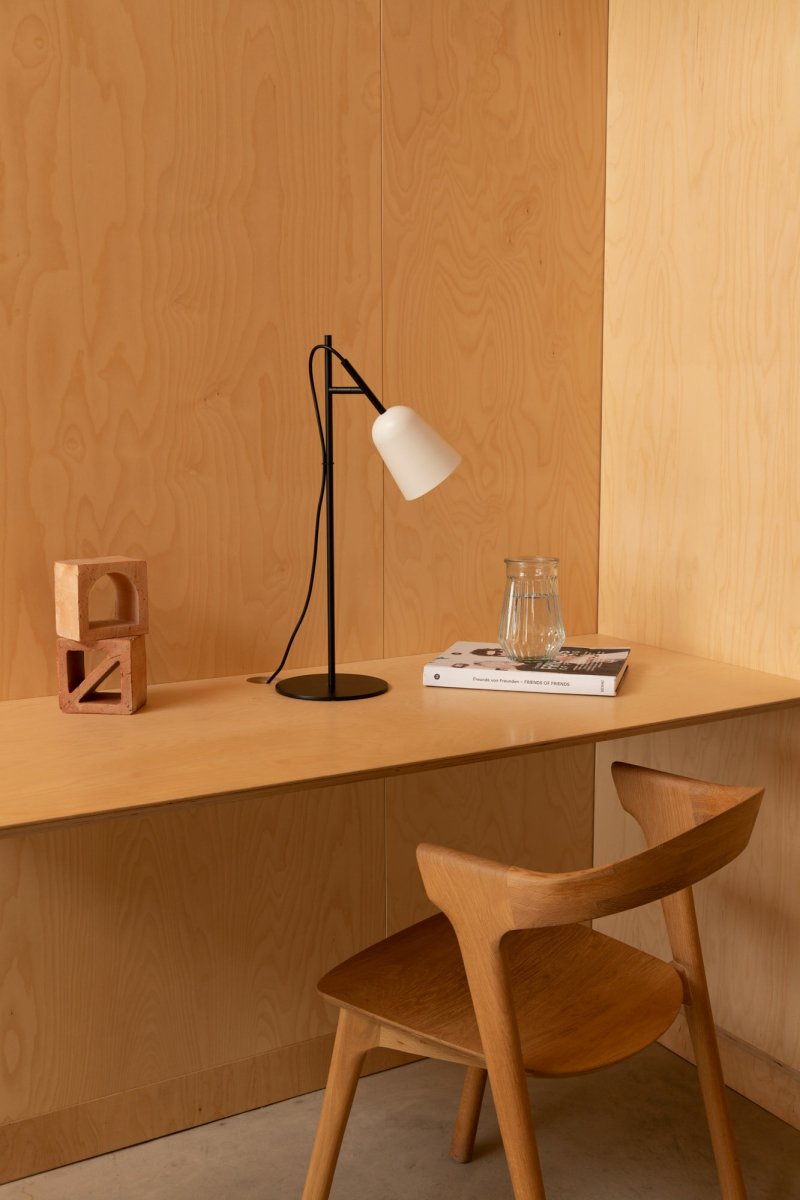 Studio 55cm Valkoinen työpöytävalaisin valmistajalta Faro Barcelona - Studio on elegantti Nahtrangin suunnittelema p&ouml;yt&auml;valaisin, joka on saanut inspiraationsa ikonisesta 1950-luvun muotoilusta modernilla yksinkertaisuudella tulkittuna.