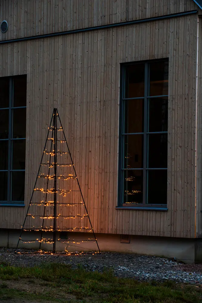 Metallikoriste Pyramidi 240cm Musta valmistajalta Konstsmide - 651 l&auml;mpim&auml;n meripihkan v&auml;risell&auml; LED-valolla se levitt&auml;&auml; eleganttia hehkua ja luo maagisen tunnelman.