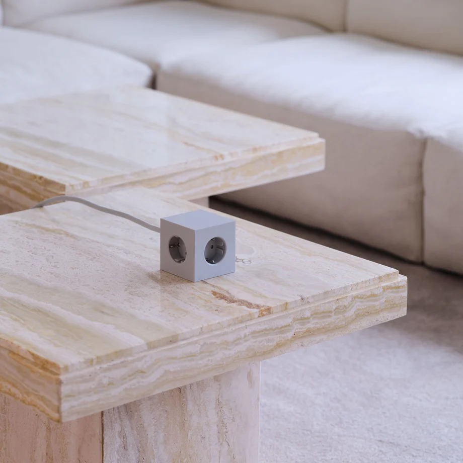 Square 1 with 30W Dual USBC & Magnetic base, 3m Harmaa valmistajalta Avolt - Avoltin tyylikk&auml;&auml;sti muotoiltu jatkojohto, jossa on pitk&auml; PVC-johto, kierr&auml;tysmuovista valmistettu kuutio ja pohjassa magneettilevy sein&auml;lle ripustamista varten.