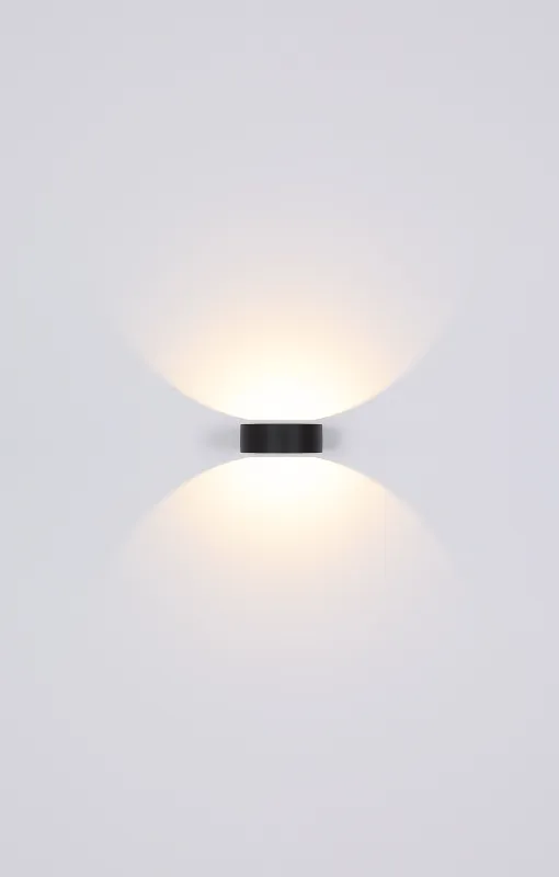 Slice Musta ulkovalo valmistajalta Globo Lighting - Med sin halvcirkelformade design i matt svart aluminium ger den ett elegant intryck samtidigt som den &auml;r v&auml;dert&aring;lig.