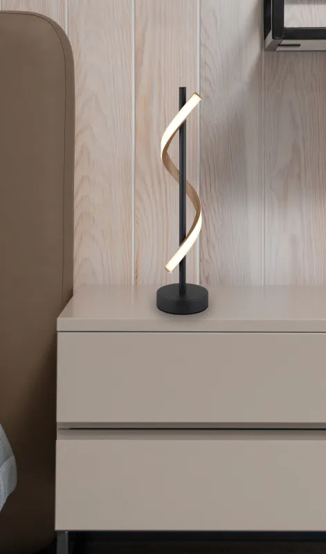 Watkins 50cm Musta pöytävalaisin valmistajalta Globo Lighting - Sk&auml;rmen i aluminium med tr&auml;look och opal plast ger en mjuk och j&auml;mn ljusspridning f&ouml;r en behaglig atmosf&auml;r.