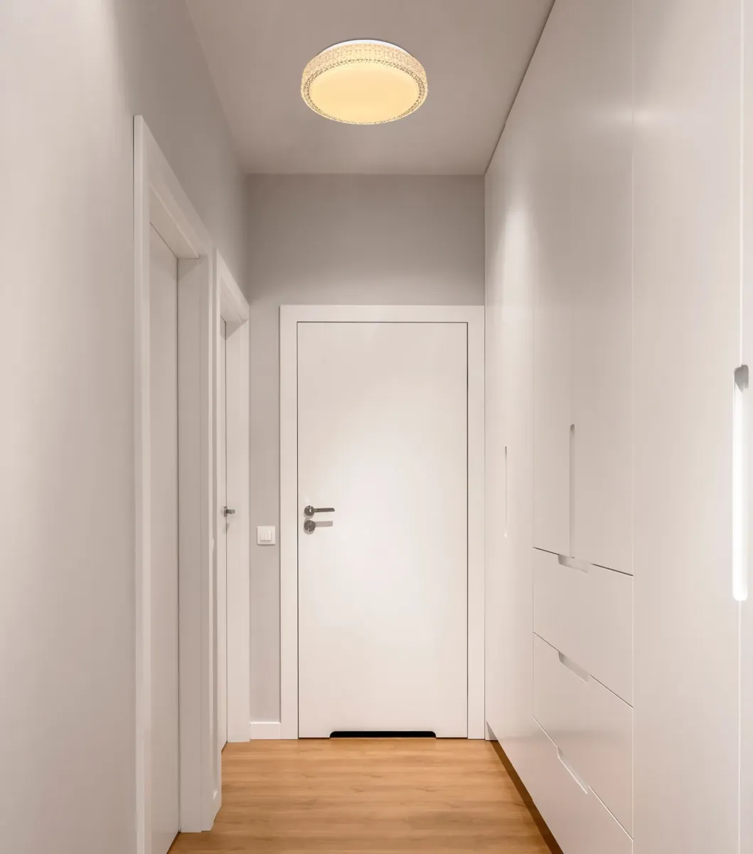 Ovi Ø30 Valkoinen plafondi valmistajalta Globo Lighting - Kombinationen av vit metall, glittrande dekordetaljer och klara plastkristaller g&ouml;r den till en riktig blickf&aring;ngare.