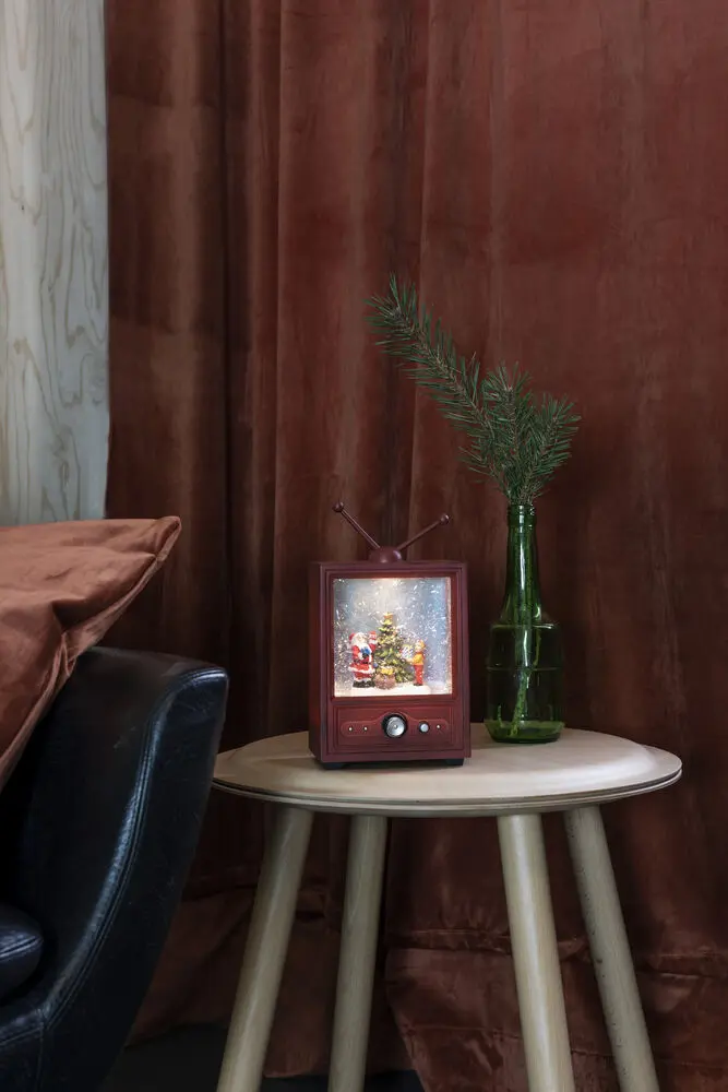 Veden Täyttämä Lyhty Televisiomuodossa Ruskea valmistajalta Konstsmide - T&auml;m&auml; retrotelevision muotoinen vedell&auml; t&auml;ytetty lyhty n&auml;ytt&auml;&auml; tunnelmallisen kohtauksen joulupukilla, pojalla ja koristellulla joulukuusella.