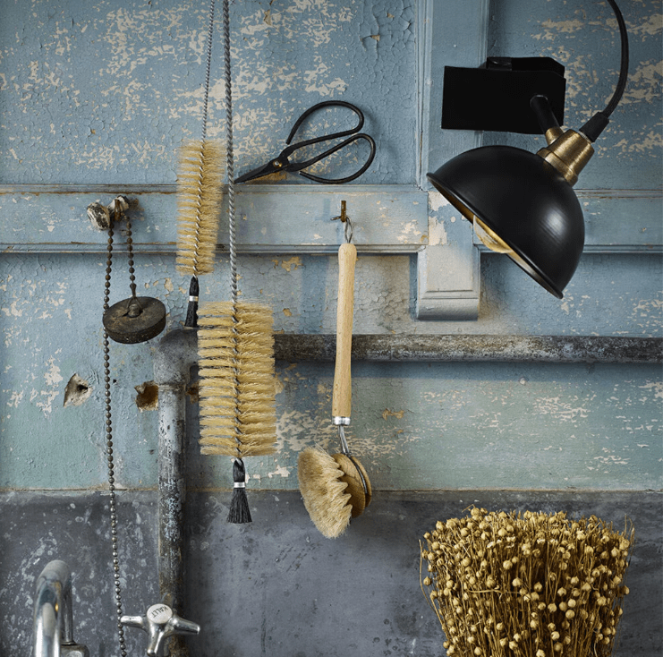 Pelle Musta nipistinvalaisin valmistajalta Strömshaga - Puristimen avulla lamppu on helppo siirt&auml;&auml; eteenp&auml;in; ja sopii sinne&aring; hyv&auml; korostaa tiettyj&auml; kuvioita tai yksityiskohtia huoneessa.